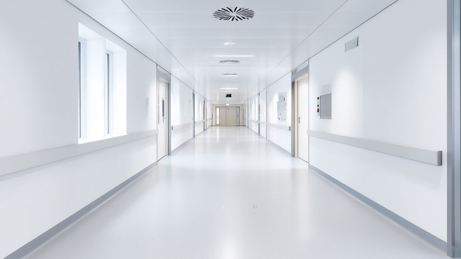 260217_CERTANIA_Biotec_AI_hospital_corridor_clean